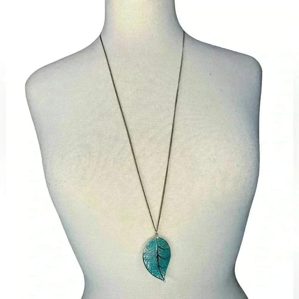 Silver and blue chain leaf pendant, necklace, women’s jewelry